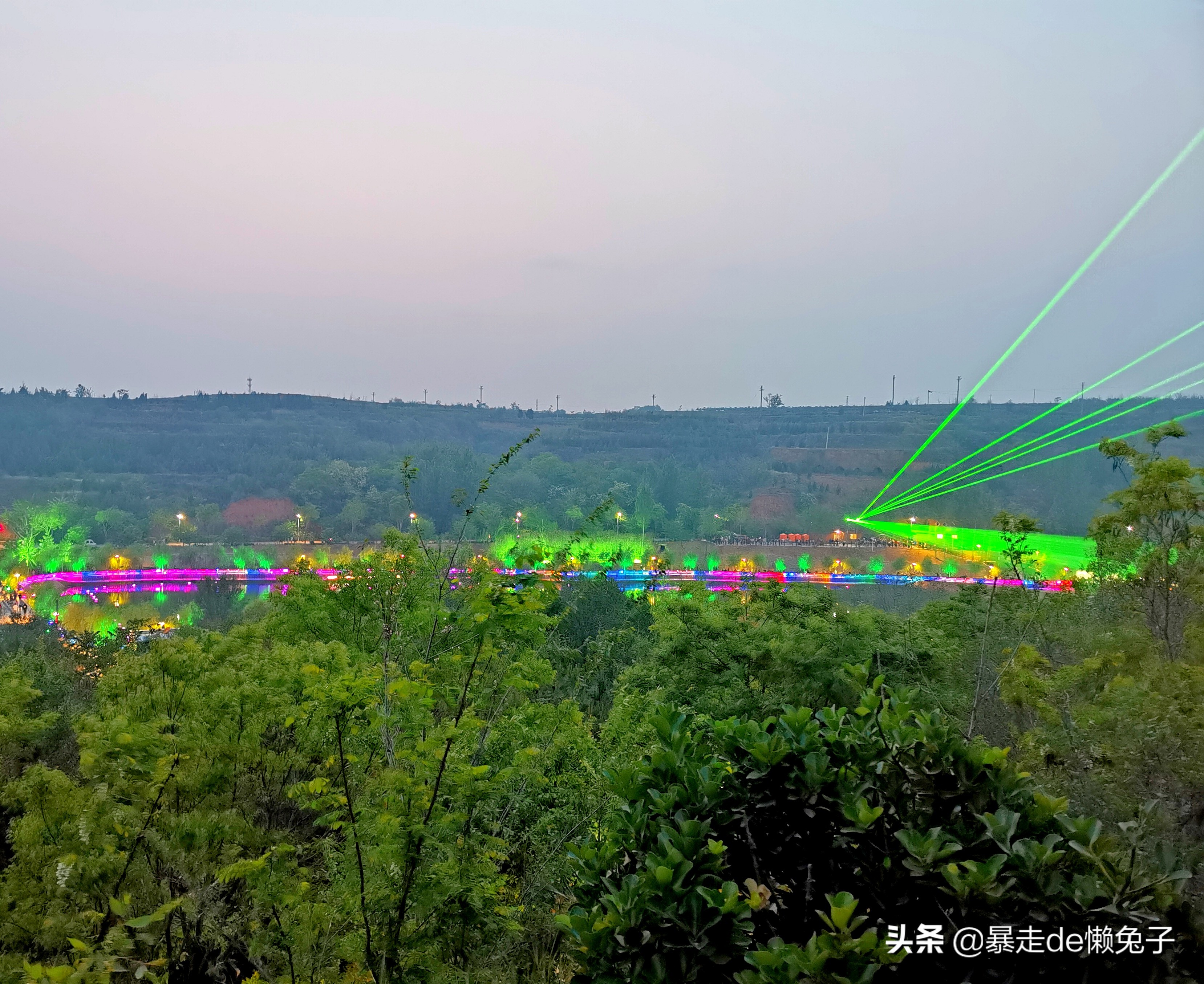 无奈！国内县城旅游，为什么总离不开激光灯？是发展，还是污染？