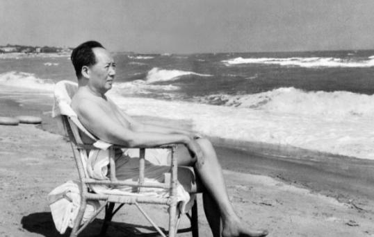 毛主席63岁游长江,81岁仍试图游湘江,但在游泳上,却还是有遗憾