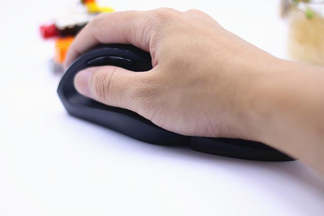 赛睿steelseries皮王鼠标primewireless,玩游戏赛睿和雷蛇有线鼠标哪个好