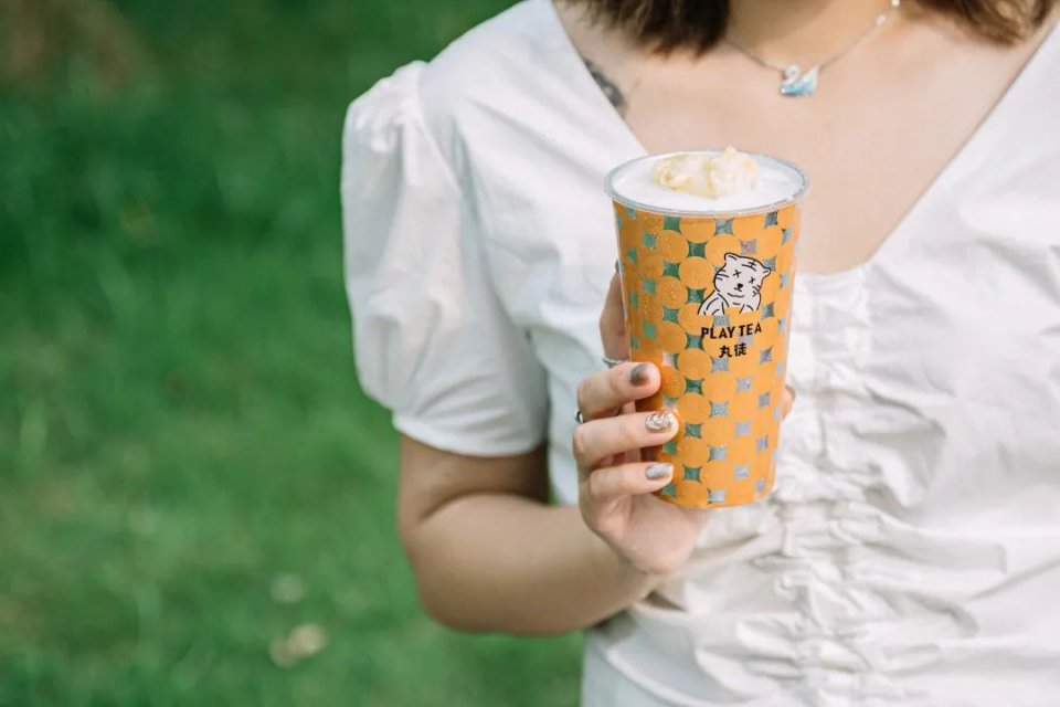 椰椰奶冻茶，会抖臀！1秒卖出1000+杯，有人开货拉拉来买…