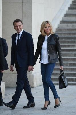 法国总统带妻子去度假,法国总统和老婆拥抱