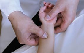 小儿打嗝停不下来,教你推拿手法和食疗秘方巧止呃