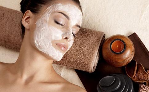 早晨面膜敷完要洗脸吗,白天敷面膜的最佳时间和正确方法