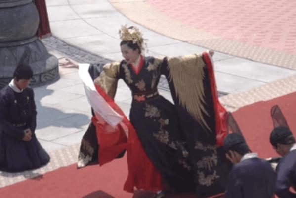 杨幂敬业的名场面,杨幂的敬业体现在哪