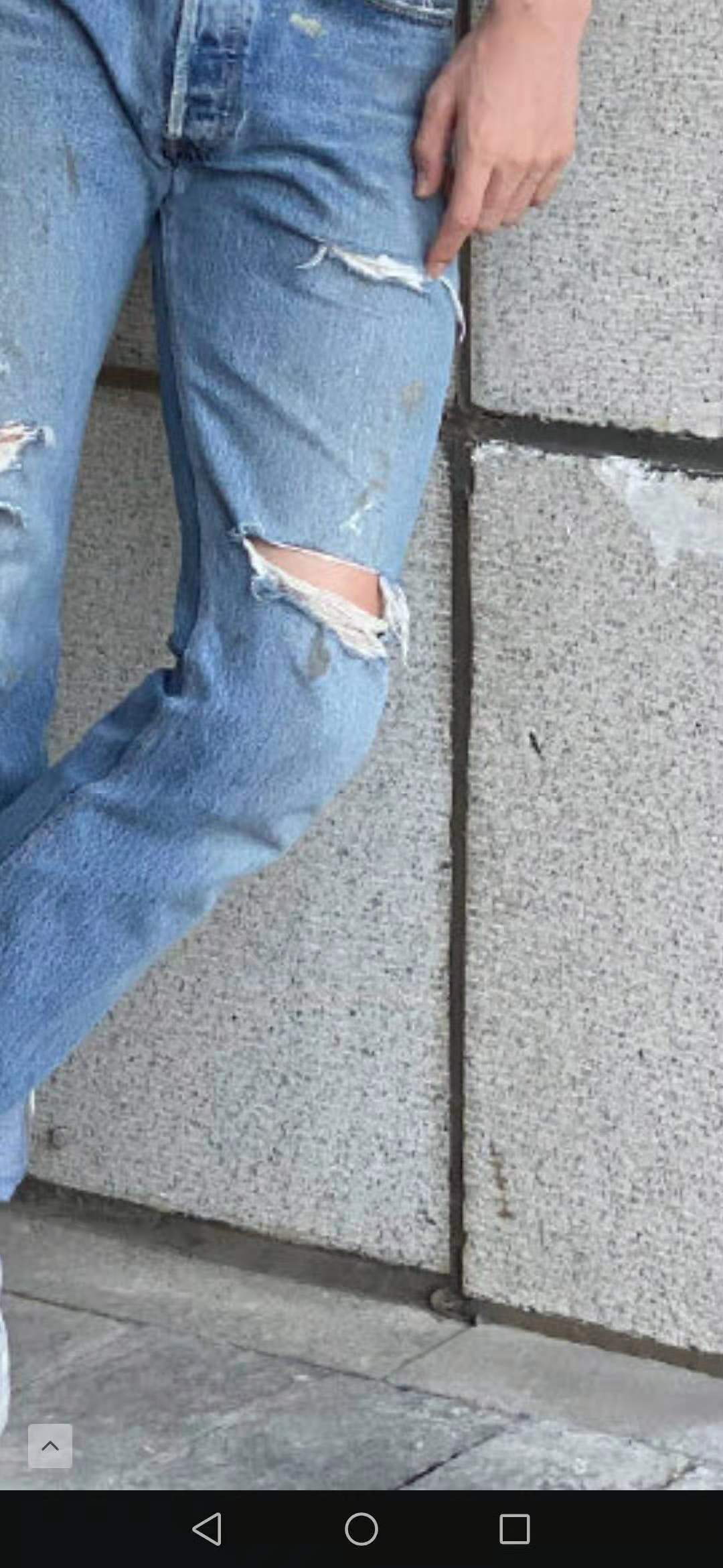 金大川凹造型摆高级脸，但裤子上的小瑕疵证明：他比张亮更接地气