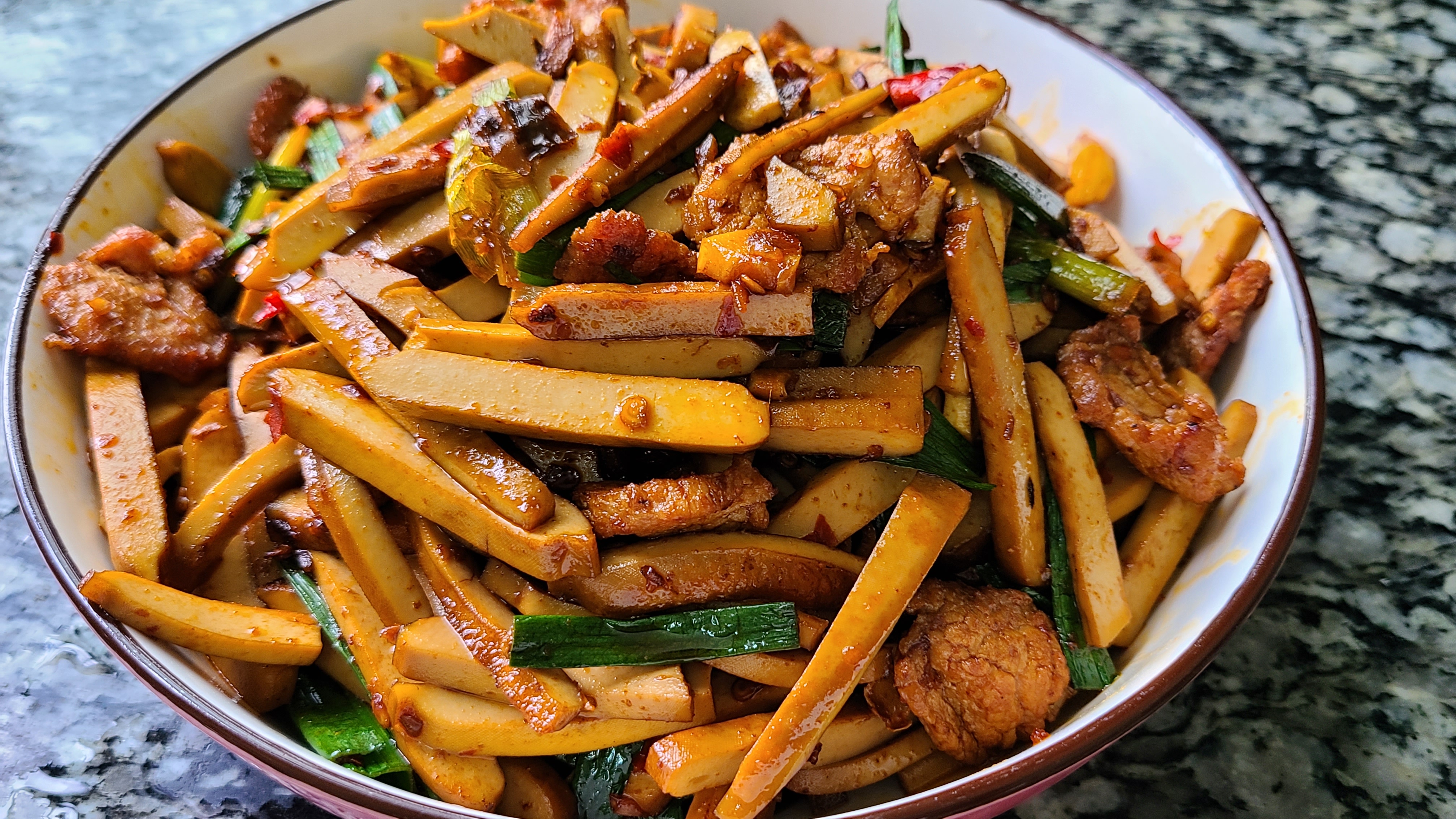 香干炒肉可以既放香芹又放蒜苗吗,香干回锅肉蒜苗跟什么东西炒好吃