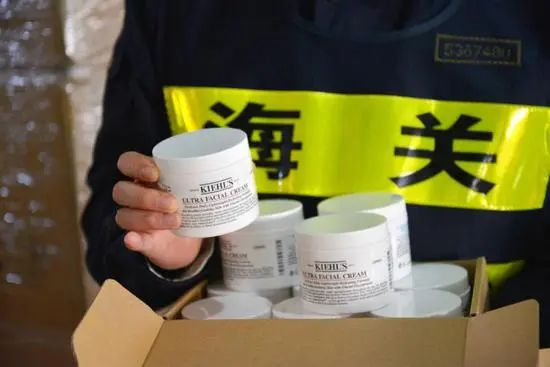 假冒化妆品20万元怎样判,化妆品假冒品牌怎么鉴别