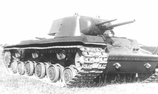 差点设计成双炮塔怪物！斯大林一句话拯救了这款坦克，德军都在用