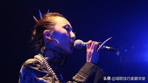 用话筒唱歌和清唱差别大,用话筒唱歌真的会变好听吗