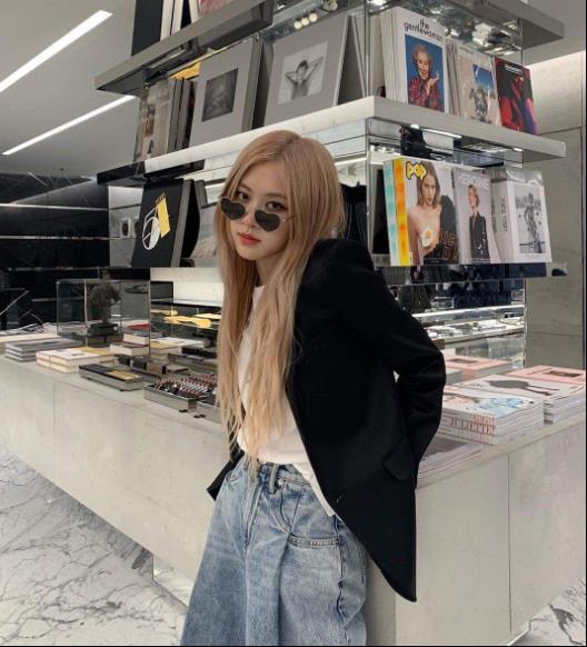 日常泫雅风发型,jennie超短裙造型走泫雅风