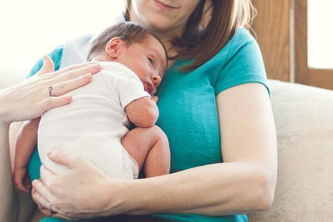 婴儿拍嗝的正确姿势拍多久,婴儿拍嗝正确拍应该什么样