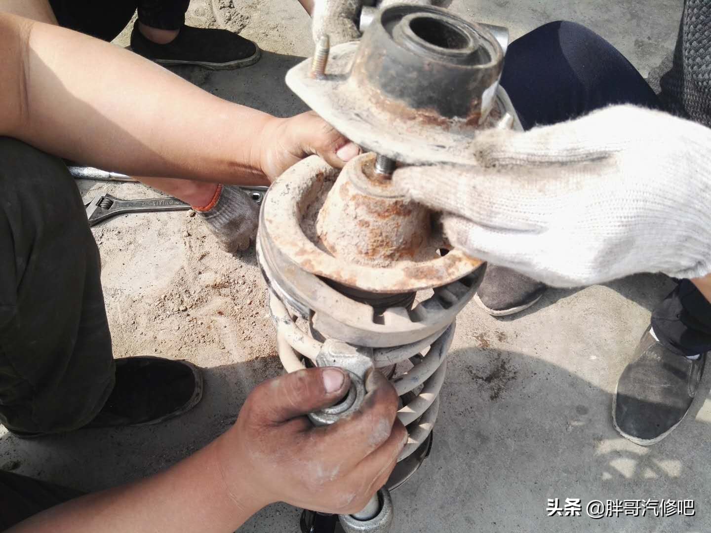 别克凯越后减震器漏油是什么原因,凯越减震器不漏油有必要换吗