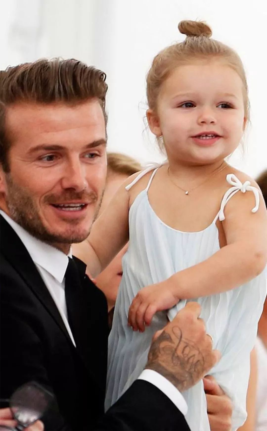 贝克汉姆上街穿搭,年轻时贝克汉姆西装帅气