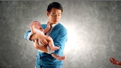 婴儿刚出生为啥要哭着抱,宝宝生下来为什么会竖着抱