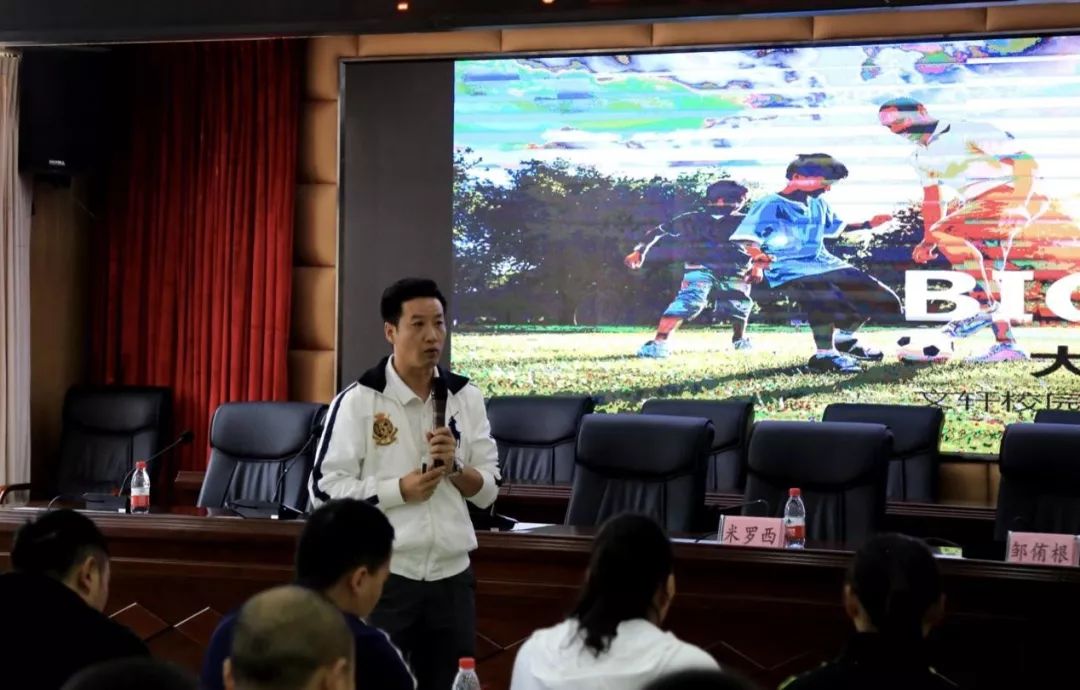 足球公益行动贫困山区小学,爱心足球慈善公益行走进乡村小学