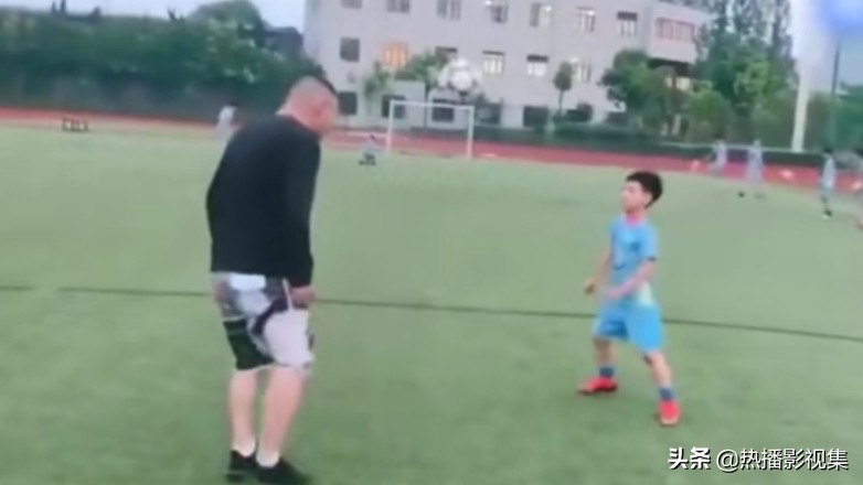 岳云鹏被撞脸,与岳云鹏撞脸的小孩岳云鹏的反应