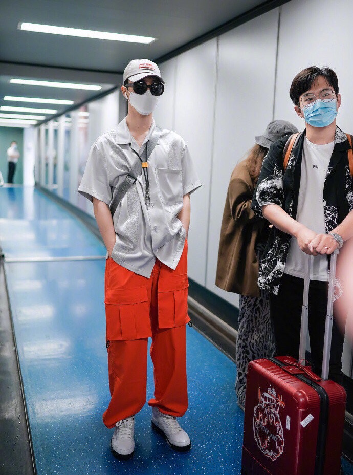 范丞丞同款毛衣外套蓝色格子 (范丞丞穿搭风格)