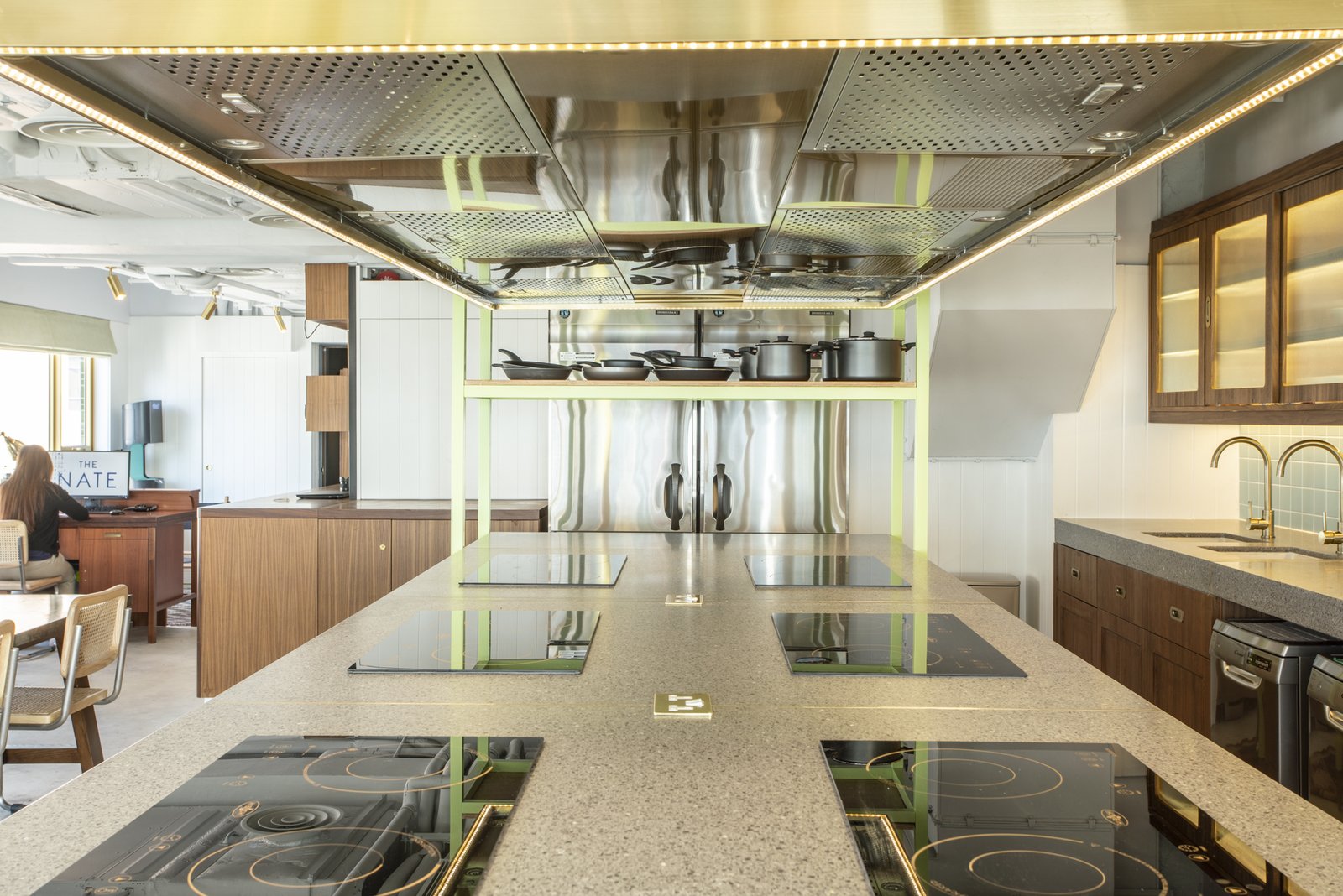 香港寸土寸金是因为地方小吗,寸土寸金的香港房子虽小却也精致