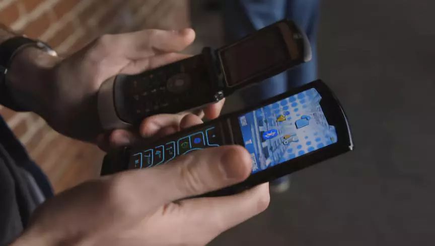 老款摩托罗拉新款折叠屏手机,最新款摩托罗拉折叠手机视频解读