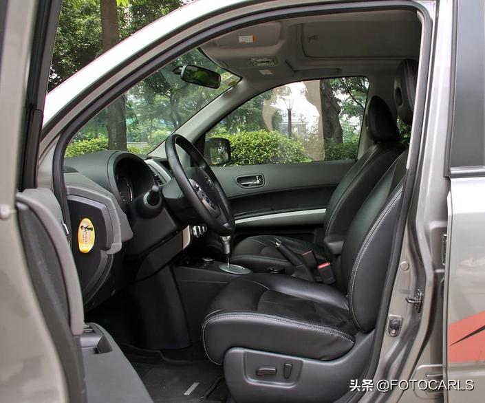 老日产奇骏2.0与新1.5,09老奇骏尾灯最上面的是什么灯