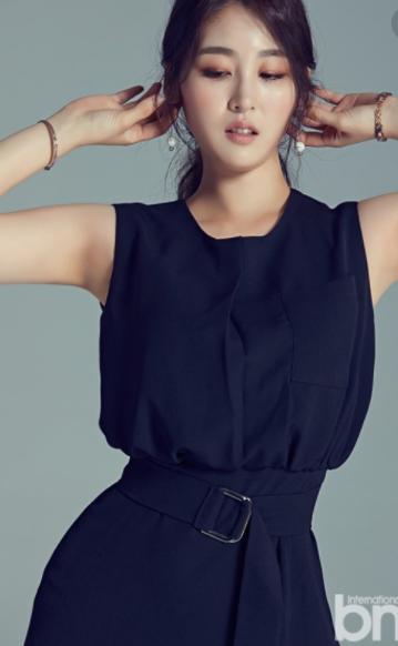 穿超短裙主持体育节目，成为“宅男女神”的主播申雅英即将结婚了