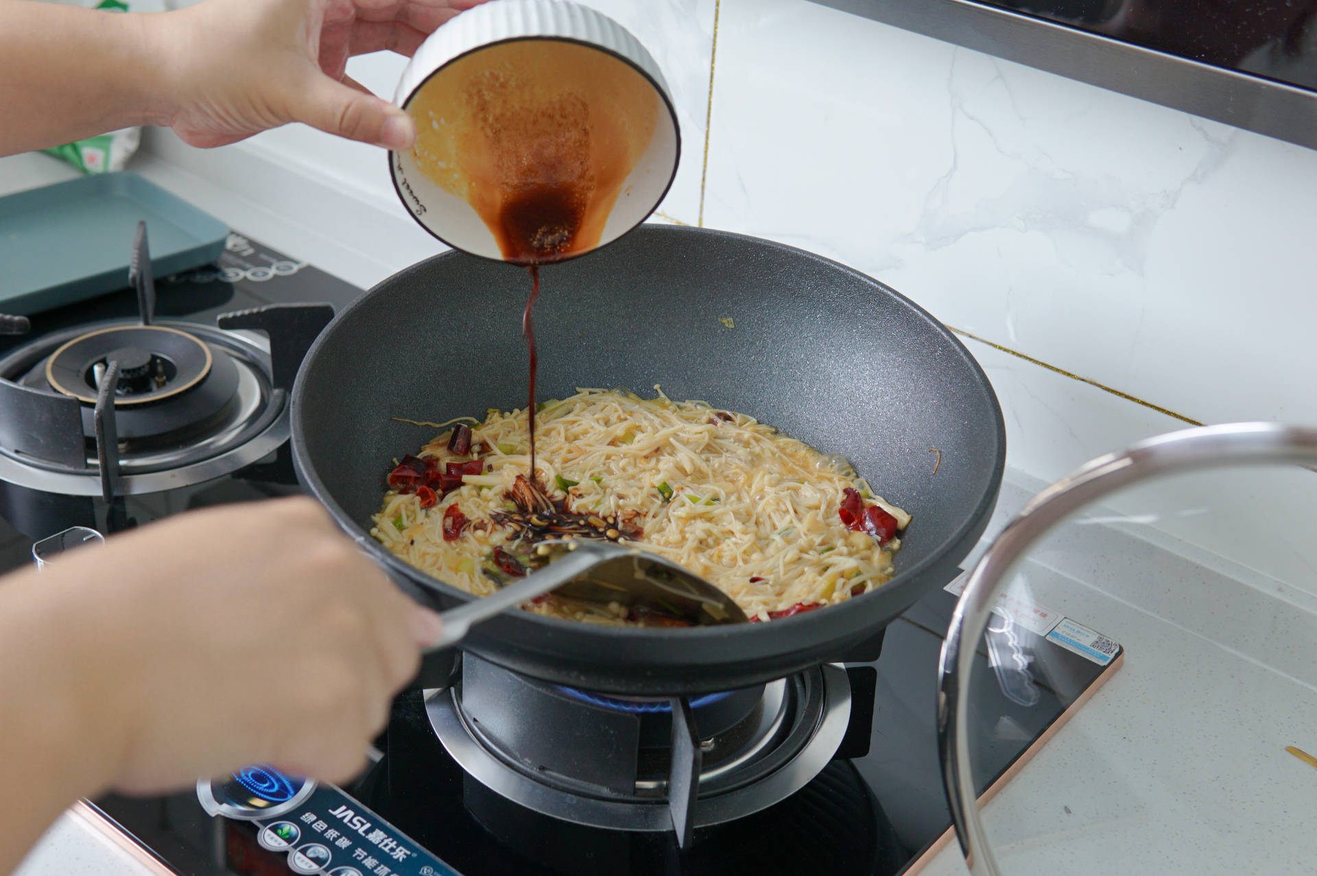 九阳晶钻耐磨不粘锅测评,不粘锅不怕铁铲