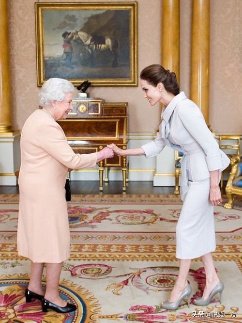 安吉丽娜朱莉与凯特温斯莱特,英女王见英王太后要行礼吗