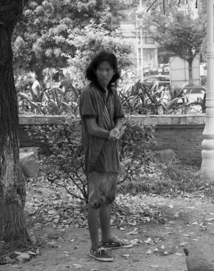 破洞牛仔裤居然被妈妈缝起来了,妈妈把破洞牛仔裤补好了