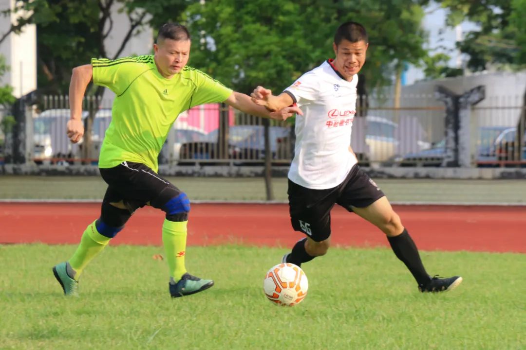当足球之乡球队与广州高校校友冠军“激情相遇”,你更支持谁?