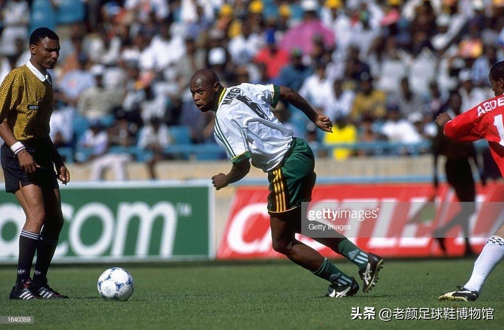 缅怀非洲50大球星之一，南非足球英雄，专虐国米后防的黑又硬