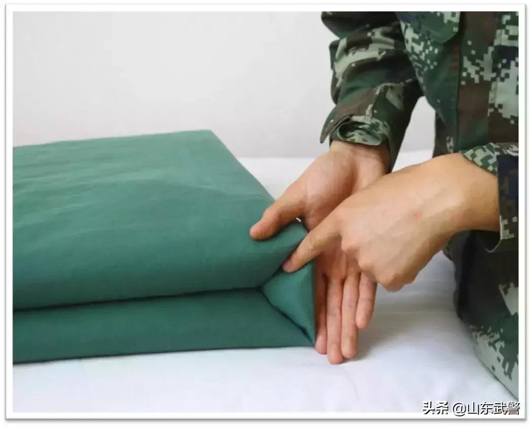 四折军被叠法小技巧,四折军被的叠法图