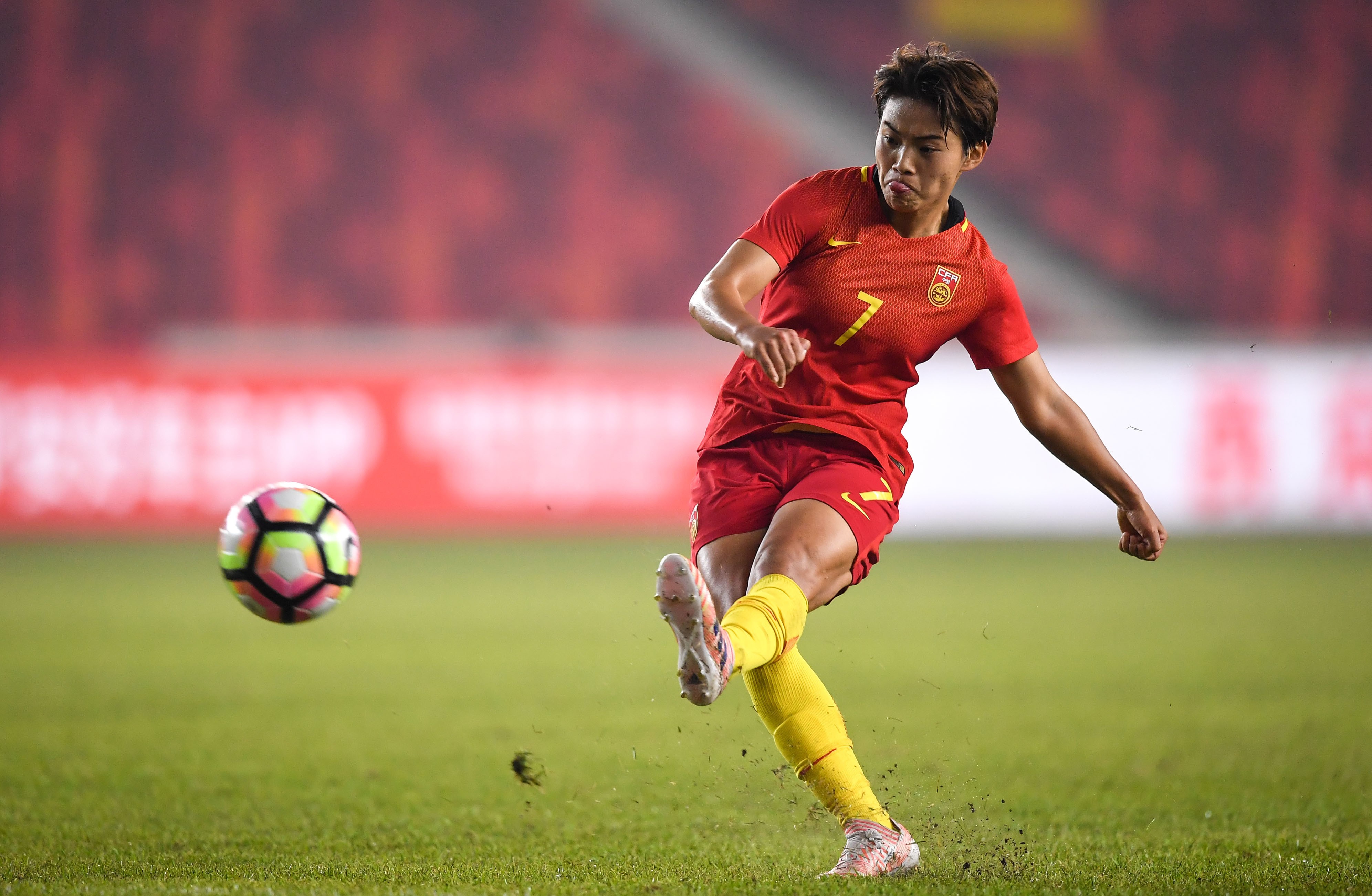 足球小姐扶贫巴黎，为何国内表现平平？中庸之道真的适用足球？