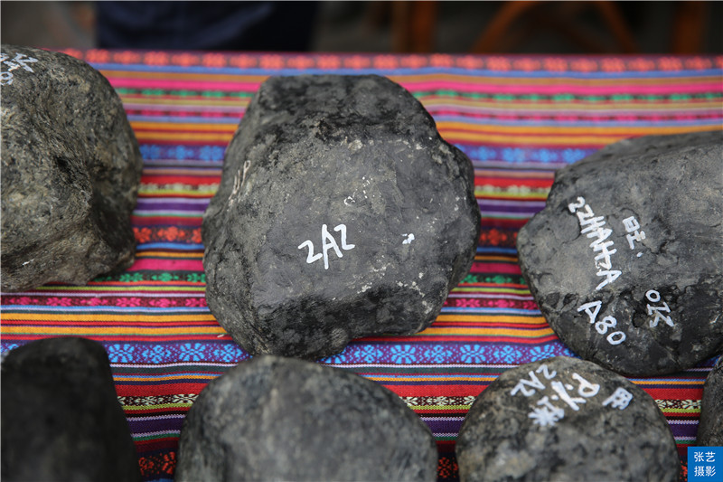 腾冲古镇旅游，游客花几千元买下翡翠赌石，一刀切下身价飙涨