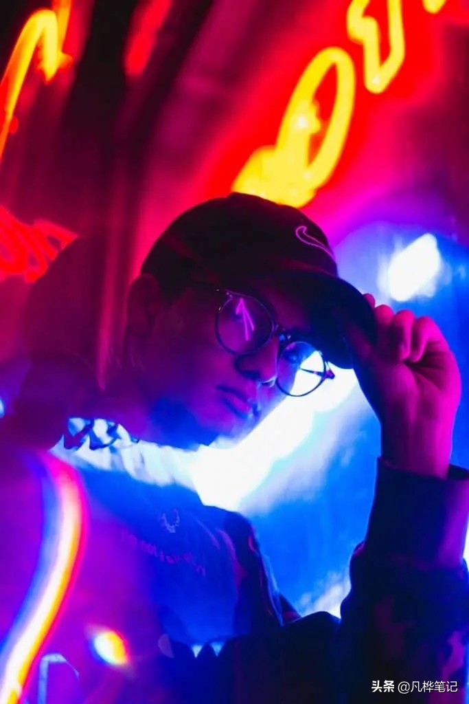 霓虹灯摄影:拍摄霓虹灯的最佳技巧