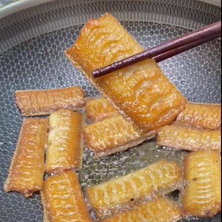 怎么煎鱼不粘锅不掉皮不会碎视频,煎鱼不粘锅不掉皮的小妙招是什么