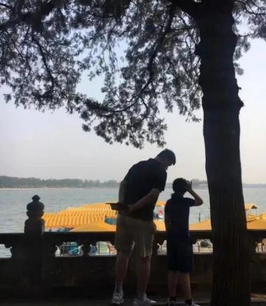 姚明与女儿姚沁蕾最近打球视频,姚明携女儿姚沁蕾打球走红网络