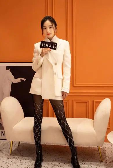 谁说丝袜不能配凉鞋,谁说丝袜一定要配高跟