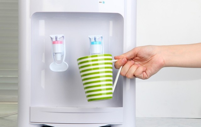 饮水机里有蟑螂会进水箱吗,柜式饮水机进蟑螂