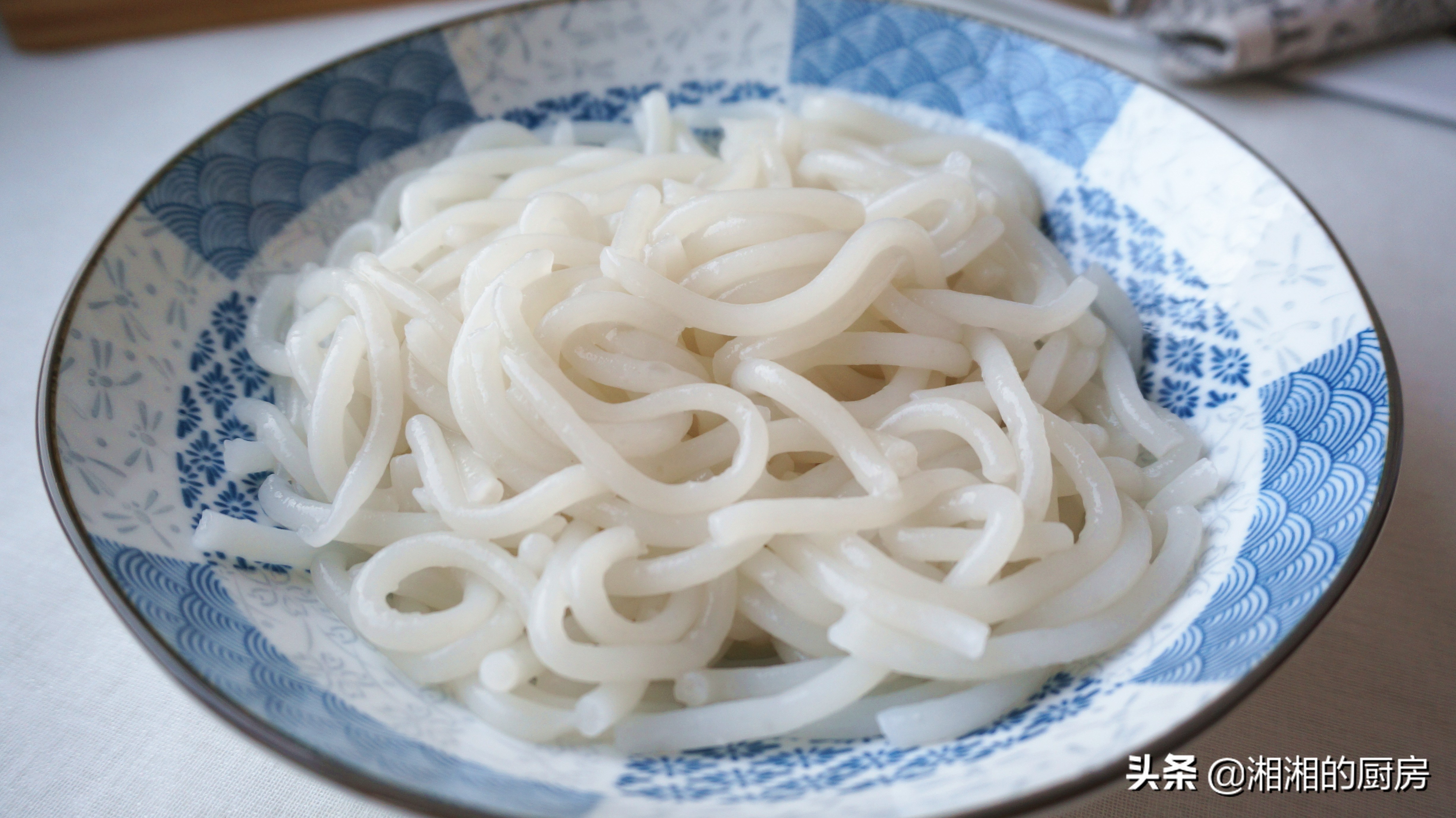 大米粉自己做米线的方法,在家自制米线这样做滑爽麻辣