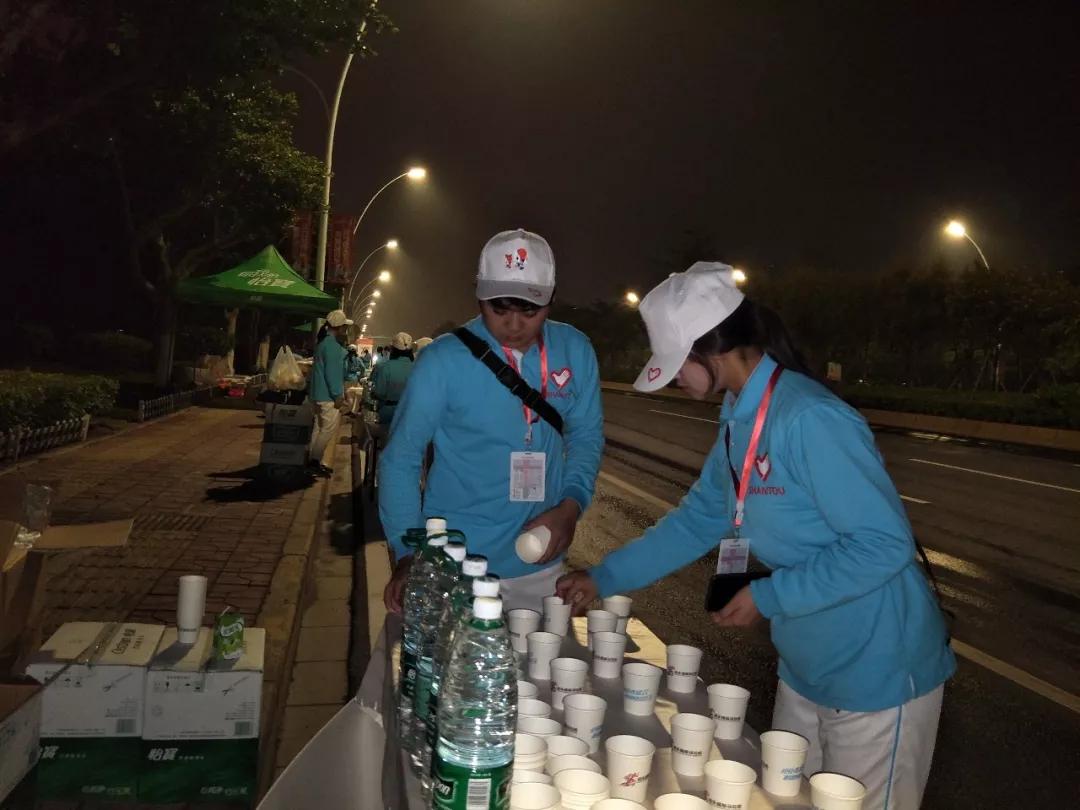 在街头当志愿者,凌晨四点出门当志愿者