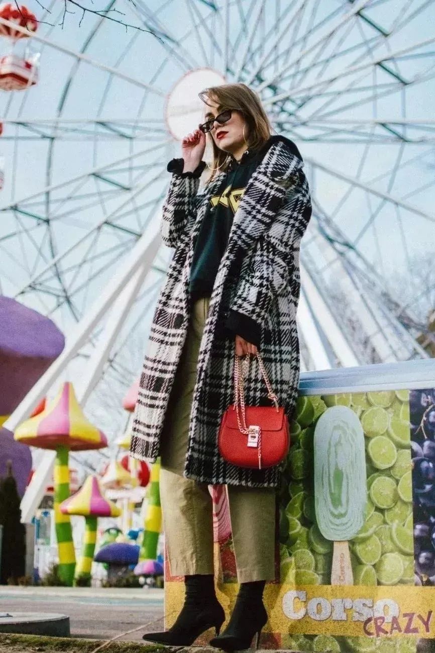 墨绿色格纹大衣怎样搭配好看,短款格纹毛呢大衣的搭配方法