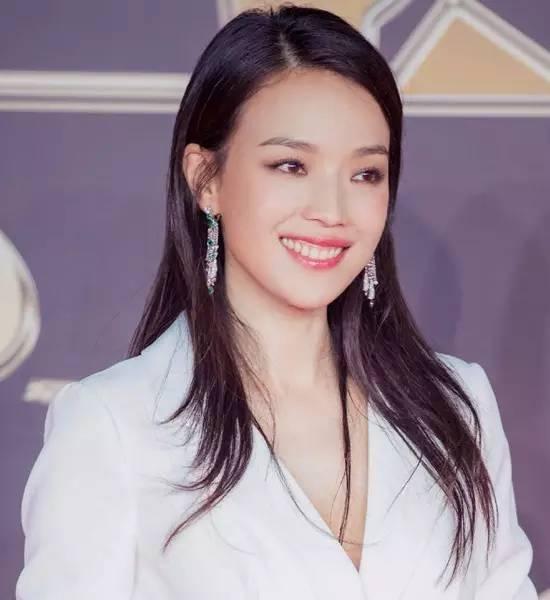 该披头发还是扎头发好看,什么脸型扎头发好看披头发不好看