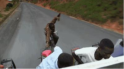 非洲黑哥爱用“二八大杠”运香蕉,时速60公里都不捏刹车