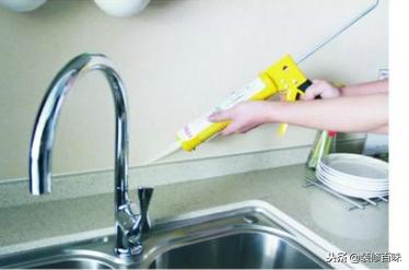 家里的玻璃胶发黑怎么清洗,家里的玻璃胶怎么预防发黄