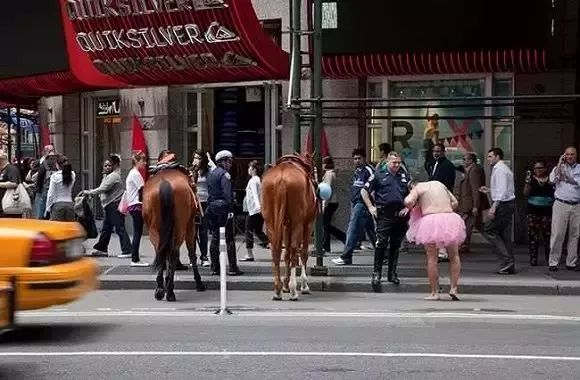 穿着15年的蓬蓬裙的中年男人,粉色蓬蓬裙穿了14年