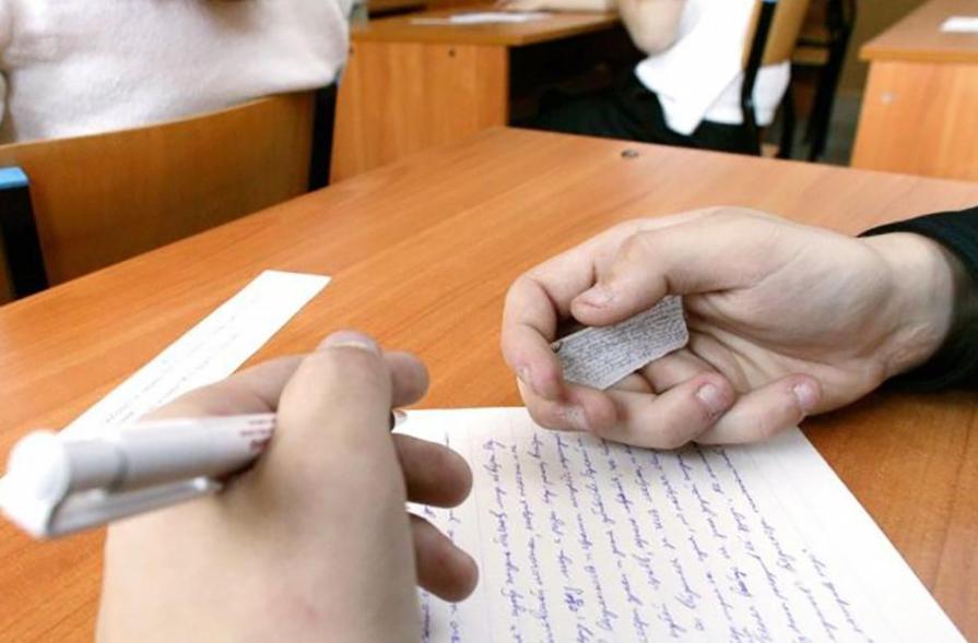 大学生为了逃课假扮老奶奶,大学生为了社团逃课