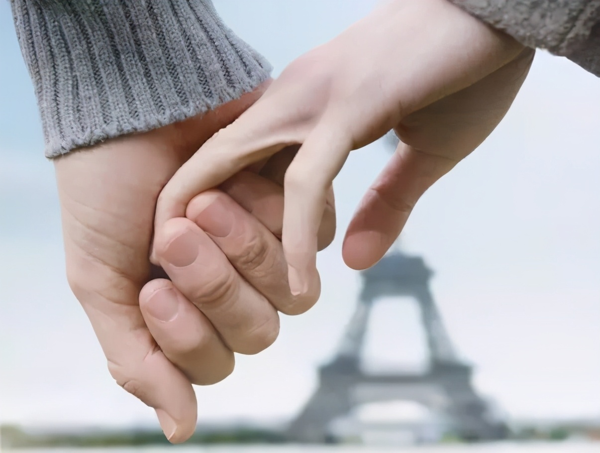 结婚戒指戴右手中指女生啥意思,男人右手中指戴戒指是什么意思