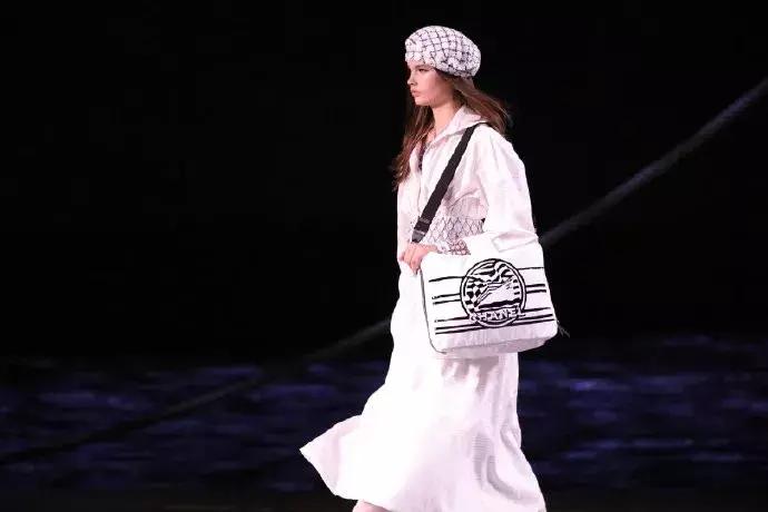 大表姐刘雯和香奈儿,大表姐刘雯的包