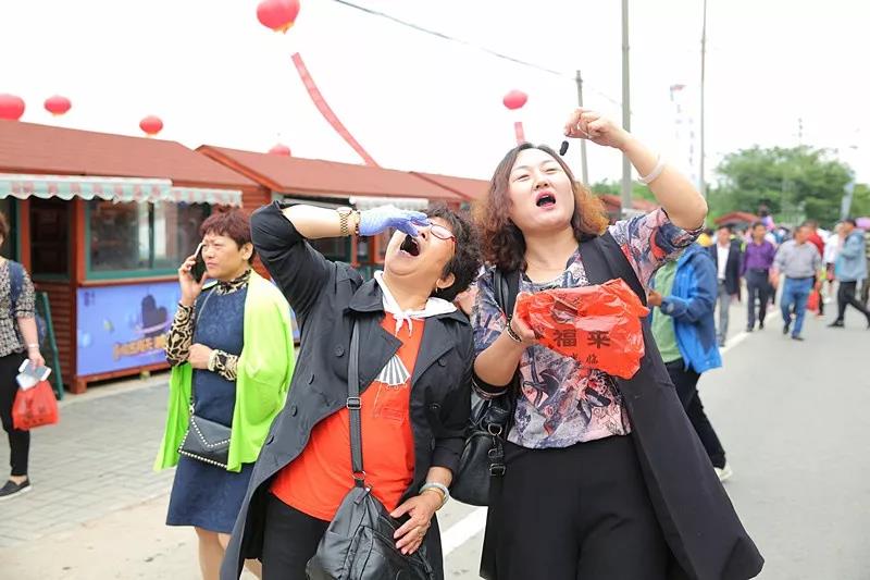 八方游客齐聚桑果紫酒节，共赴这场采桑品酿盛会