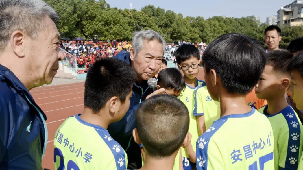 新闻｜“一双足球鞋”项目捐赠足球装备，助力绍兴足球小将足球梦